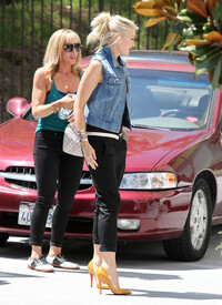 004_Gwen_Stefani_Visits_Warner_Music_Group_Building.jpg