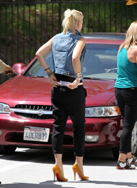 005_Gwen_Stefani_Visits_Warner_Music_Group_Building.jpg