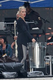 Gwen_Stefani_rest_No_Doubt_practice_Rockefeller.jpg