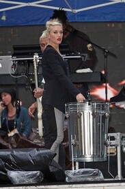 001_Gwen_Stefani_rest_No_Doubt_practice_Rockefeller.jpg