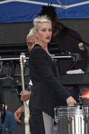 002_Gwen_Stefani_rest_No_Doubt_practice_Rockefeller.jpg