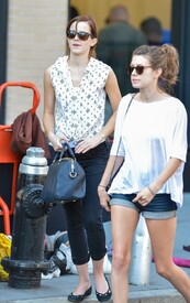 Emma_Watson_buys_a_necklace_ed_VJBw1n_T-wl.jpg