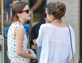 Emma_Watson_buys_a_necklace_eh9_FO5_B3_Uy_Fl.jpg