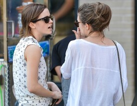 Emma_Watson_buys_a_necklace_w_R09_Dw6_Ygu_Jl.jpg