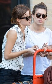 Emma_Watson_buys_a_necklace_9_Oy_OOp_RNVT_l.jpg