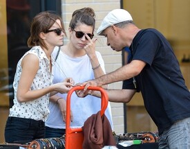 Emma_Watson_buys_a_necklace_SE7s_G6lh77_Jl.jpg