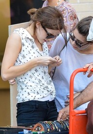 Emma_Watson_buys_a_necklace_x_Wob_V-e_U2gil.jpg