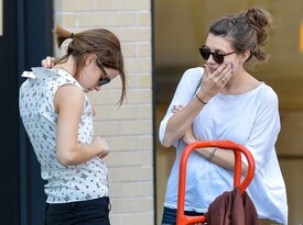 Emma_Watson_buys_a_necklace_ld2wxm_Pab_R6l.jpg