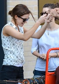 Emma_Watson_buys_a_necklace_e_K7a_GYQNzc_Yl.jpg