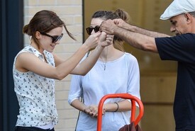 Emma_Watson_buys_a_necklace_fur_JWTb_Tnp_Sl.jpg