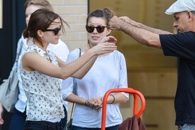 Emma_Watson_buys_a_necklace_sdk_Dyq_QRRe_Zl.jpg
