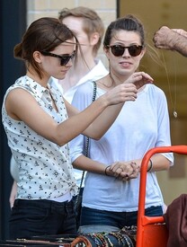 Emma_Watson_buys_a_necklace_KTUNdh_MAgspl.jpg