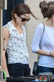Emma_Watson_buys_a_necklace_r_Ii_SZdk18tl.jpg