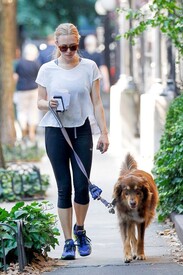 Amanda_Seyfried_gets_exercise_goes_walk_jog_d_A1k.jpg