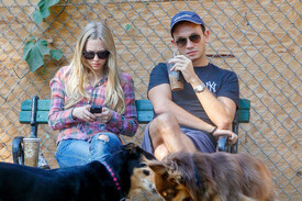 Amanda_Seyfried_male_friend_take_dog_Finn_Gm7r_J-.jpg