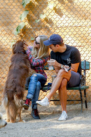 Amanda_Seyfried_male_friend_take_dog_Finn_Hu_IHNe.jpg