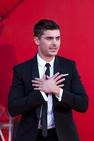 Zac_Efron_Any_Price_Premieres_Venice_Film_bfeu_Z7.jpg