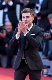 Zac_Efron_Any_Price_Premieres_Venice_Film_gd_Yk_Yx.jpg