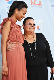 Zoe_Saldana_2012_NCLR_ALMA_Awards_Red_Carpet_1ht.jpg