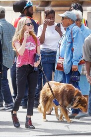 th_California_girl_Amanda_Seyfried_goes_walk_4_W4p_PP.jpg