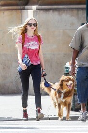 th_California_girl_Amanda_Seyfried_goes_walk_Ky_Ck_X8.jpg