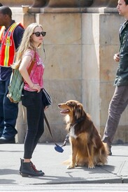 th_California_girl_Amanda_Seyfried_goes_walk_nty_u_F.jpg