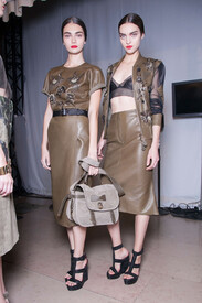 Loewe_Spring_2013_Backstage_h2a_FDzm_Oszmx.jpg