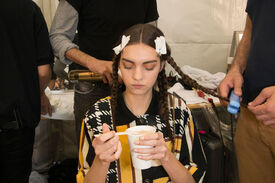 Viktor_Rolf_Spring_2013_Backstage_9_CU8j3_Lm2-zx.jpg