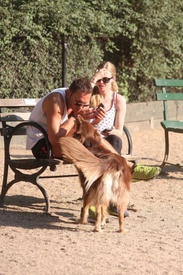 amanda_seyfried_out_about_and_at_a_dog_park_in_new_york_08_30_12_m3PRifP.sized.jpg