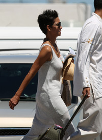 Halle Berry in Mexico 31.8.2012_03.jpg