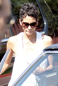 Halle Berry shopping and dining at Malibu country mart 15.9.2012_29.jpg