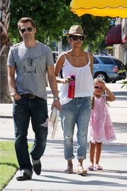 Halle Berry attends a birthday party at Dawn Barnes Karate Kids in Burbank 23.9.2012_02.jpg