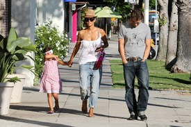 Halle Berry attends a birthday party at Dawn Barnes Karate Kids in Burbank 23.9.2012_04.jpg