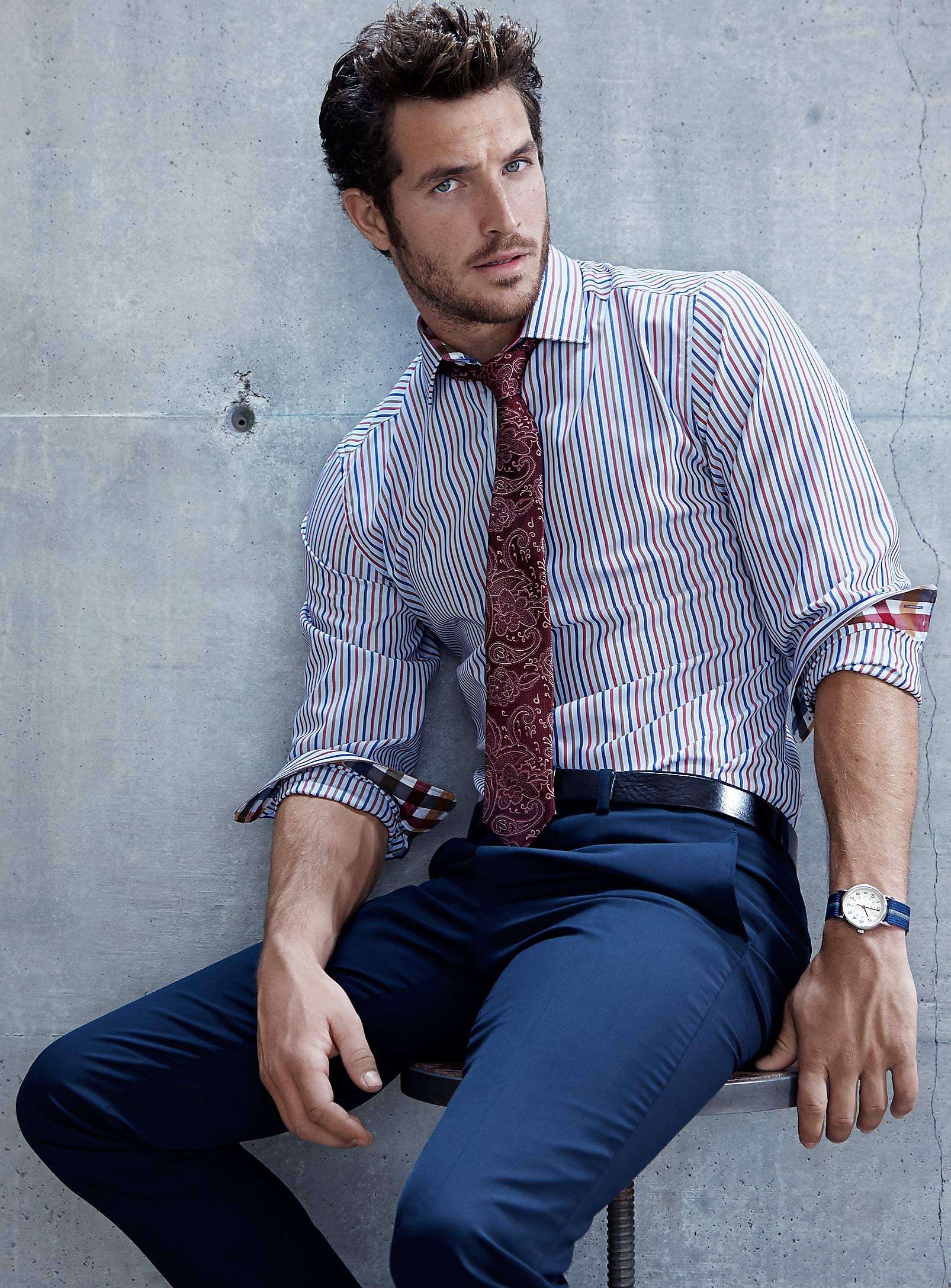 Стиль для мужчины 40. Justice Joslin. Мужчина в рубашке. Мужской стиль. Красивый стильный мужчина.