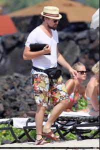 July 05 - Leo and Erin with Tobey Maguire relaxing on the beach in Hawaii (31).jpg