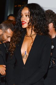 Rihanna (1).jpg