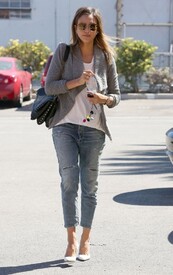 Jessica-Alba-runs-errands-in-Santa-Monica.jHginXI2jqb-QReaY1.jpg