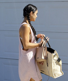 Vanessa Hudgens visits a friend in Los Angeles - September 25, 2015_07.jpg