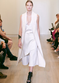 victor-alfaro-spring-rtw-2016-21Agne_Konciute.jpg