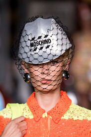 Moschino_Spring_2016_Details_j7_Ncs5_M9bl_Jx.jpg