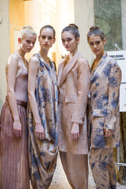 Uma_Wang_Spring_2016_Backstage_8tpfN3cnGAmx.jpg