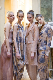 Uma_Wang_Spring_2016_Backstage_9Ec5LNX_lOmx.jpg
