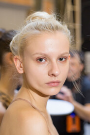 Uma_Wang_Spring_2016_Backstage_9qqP1H1nTYMx.jpg
