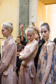 Uma_Wang_Spring_2016_Backstage_D0QC34NUZU9x.jpg