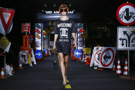 Moschino-Wear-Spring-Summer-2016-Milan-5334-1443127801-mediumbigthumb.jpg