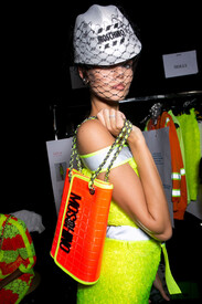 MoschinoSpring2016BackstageOuByrX39mLyx.jpg