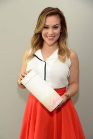 alyssa-milano-at-alyssa-milano-signature-designs-by-viva-towels-launch-in-west-hollywood-09-01-2015_1.jpg