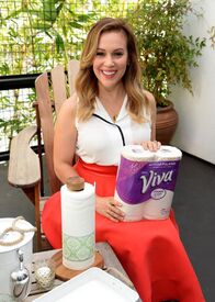 alyssa-milano-at-alyssa-milano-signature-designs-by-viva-towels-launch-in-west-hollywood-09-01-2015_14.jpg