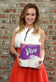 alyssa-milano-at-alyssa-milano-signature-designs-by-viva-towels-launch-in-west-hollywood-09-01-2015_7.jpg