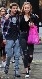 2CBE7D8E00000578-3248769-Matching_stances_Tye_18_and_Sophie_19_matched_each_other_s_affec-a-199_1443.jpg